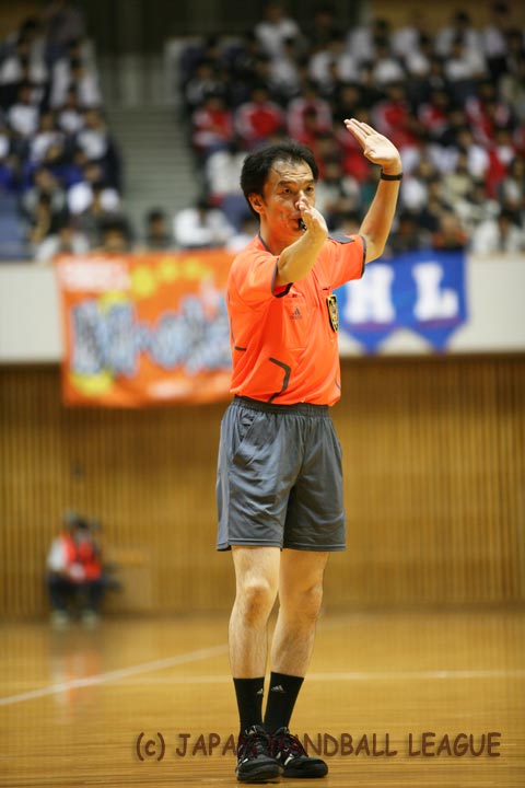 Referee Kazuo Tada