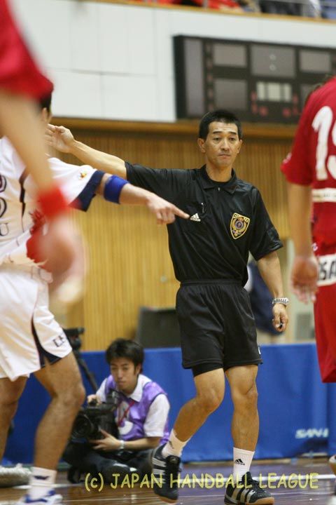 Referee Hirokazu Hamada