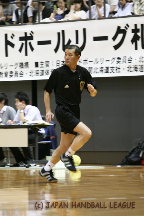 Referee Hisao Ogasawara