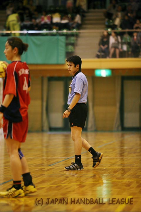Referee Koji Nakamura