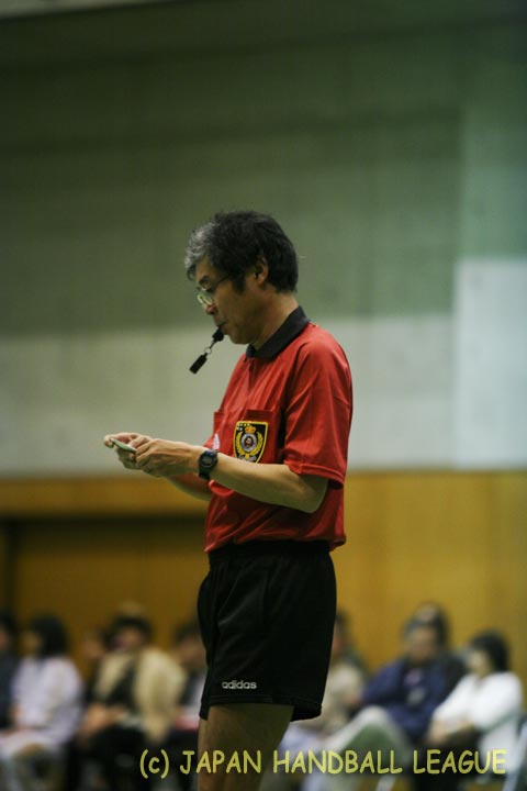 Referee Hideki Aoki
