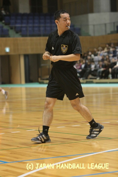 Referee Hiroyuki Terauchi