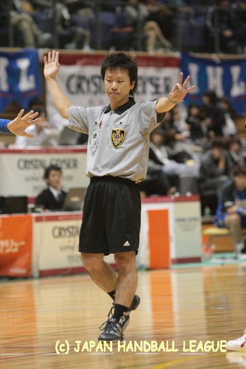 Referee Kiyoshi Hizaki