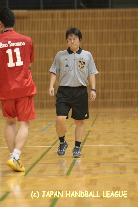 Referee Tomokazu Ikebuchi