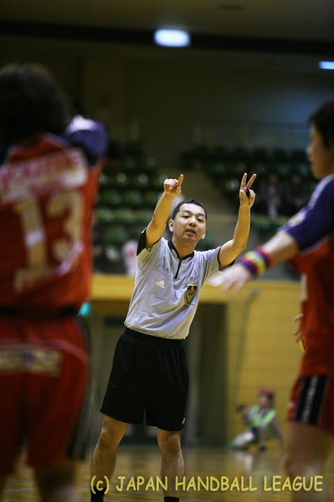 Referee Hiroyuki Terauchi