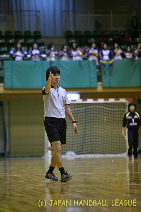 Referee Taisuke Hosokawa