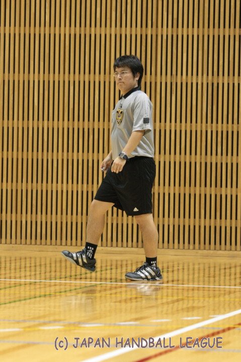 Referee Tomokazu Ikebuchi