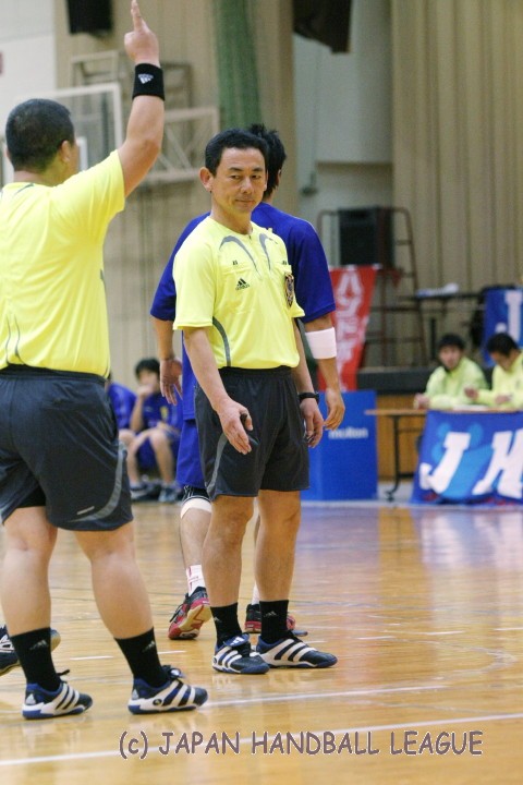 Referee Masao Tsuchiya