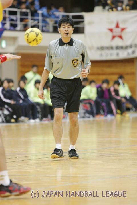 Referee Shugo Kuroki