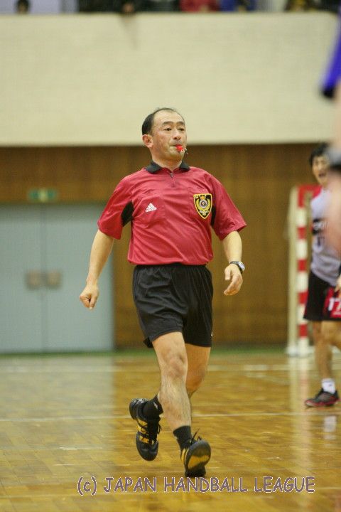 Referee Eisuke Negoro