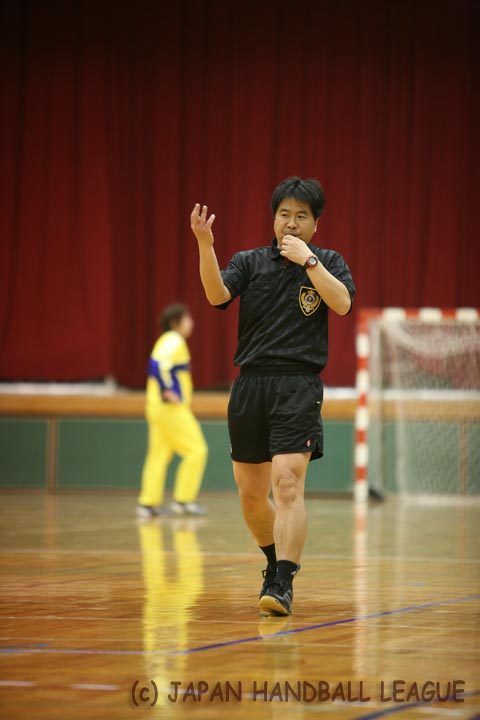 Referee Satoshi Yugami