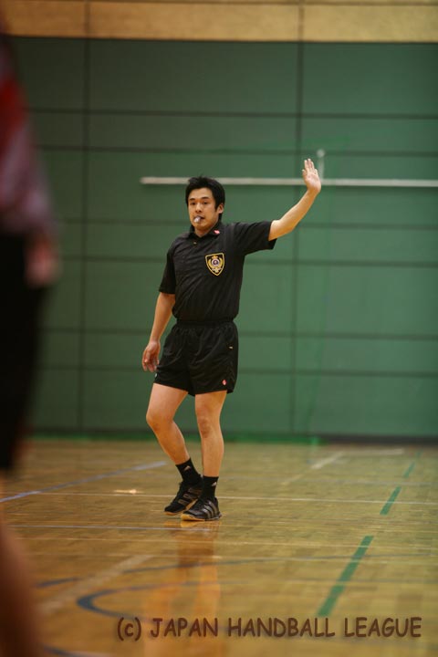Referee Koji Nakamura
