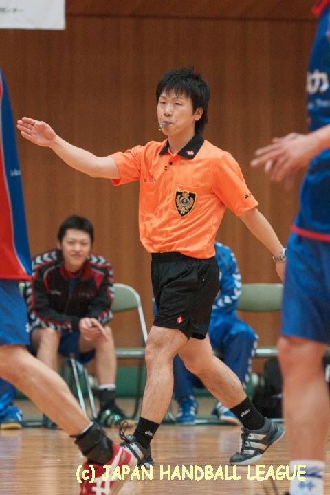 Referee Kiyoshi Hizaki