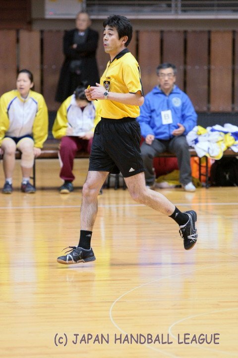 Referee Toshihiko Kawamura