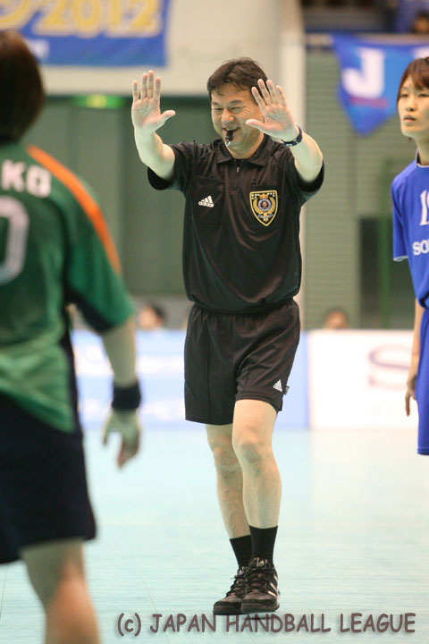 Referee Shunro Fujii