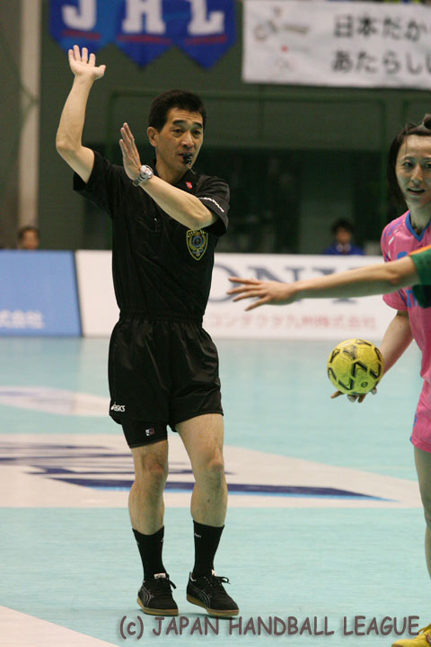 Referee Hirokazu Hamanda