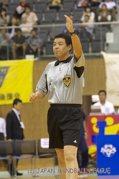 Referee Ryuji Kuroki