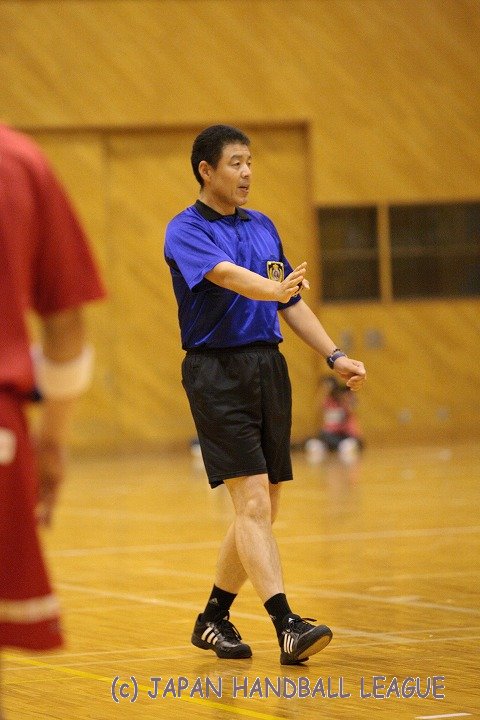 Referee Ryuji Kuroki