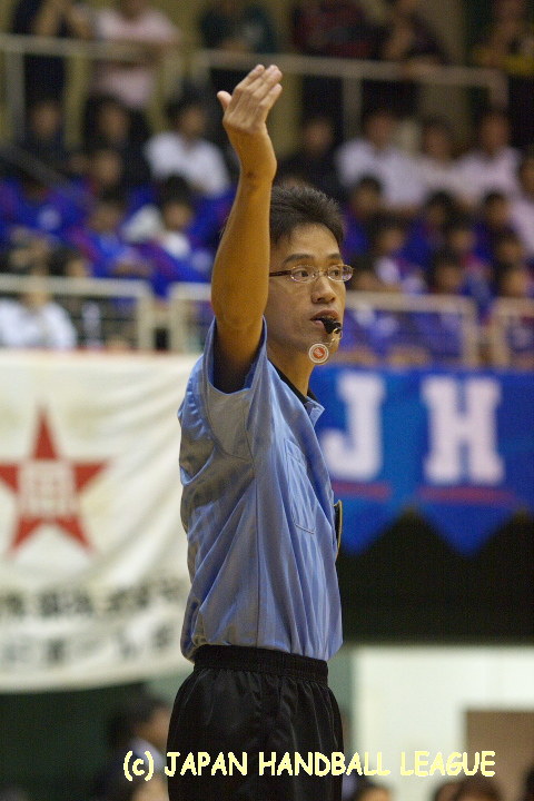 Referee Ryouichi Fukushima