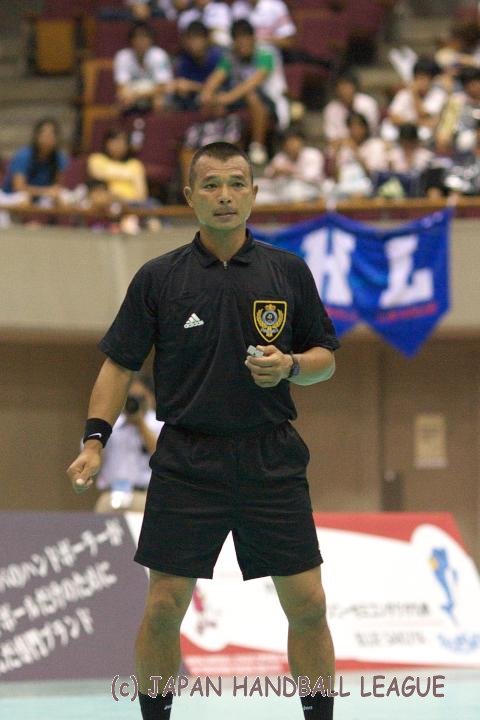 Referee Tomohiro Horikawa