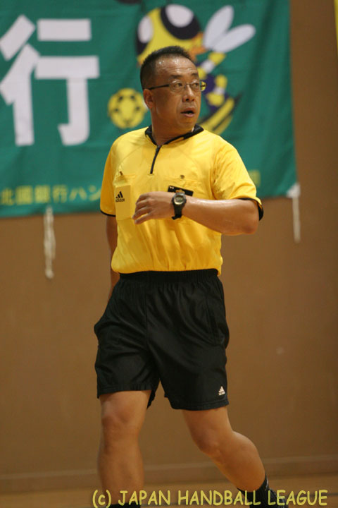 Referee Kazuhisa Kamei