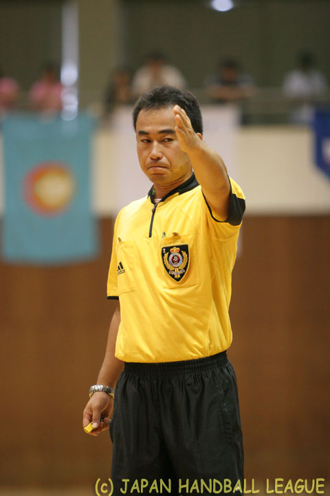 Referee Tomohiro Horikawa